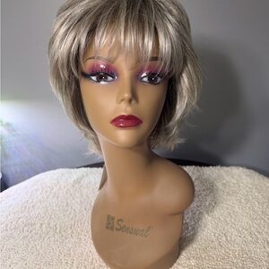 Lydell Silver Short Layered Women's Wig - Silver Blonde